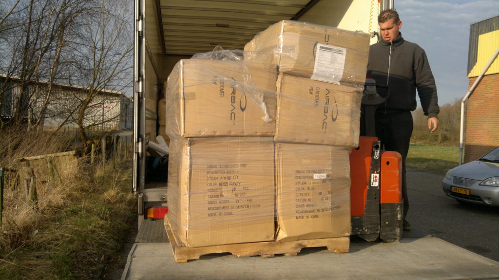 Pallets vol met Airbac rugzakken