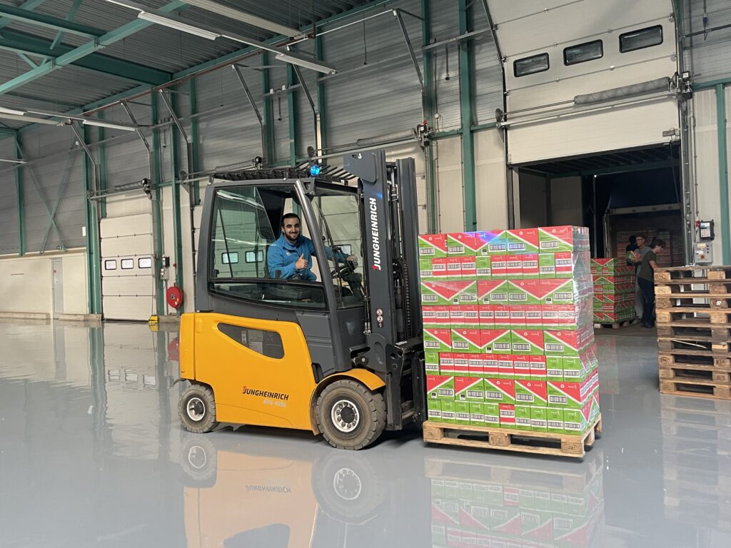 Unloading of a sea freight container